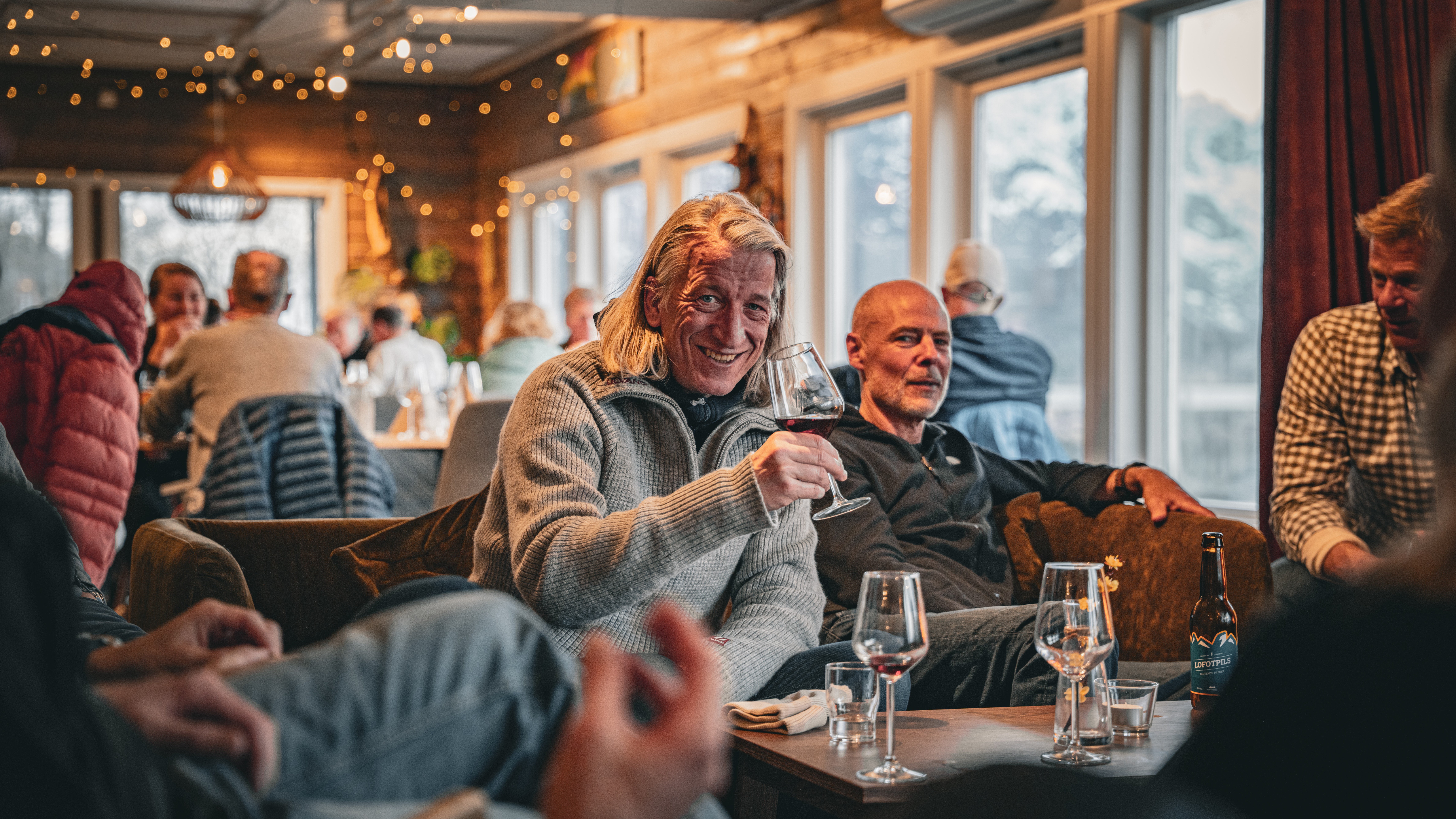 Festivalgjester samlet rundt middagsbordet